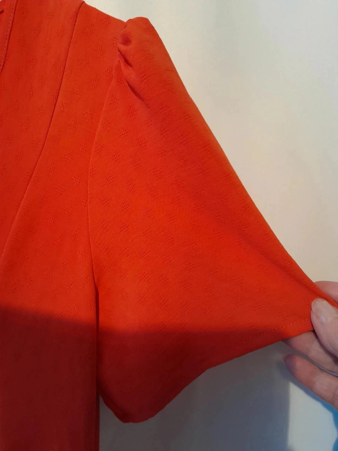 Vrouwelijke en vloeiende zomerjurk, felrode kleur, maat 38 – photo 5